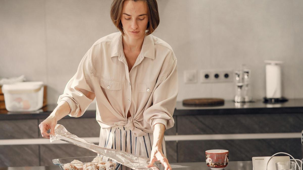 Una mujer utilizando papel de aluminio