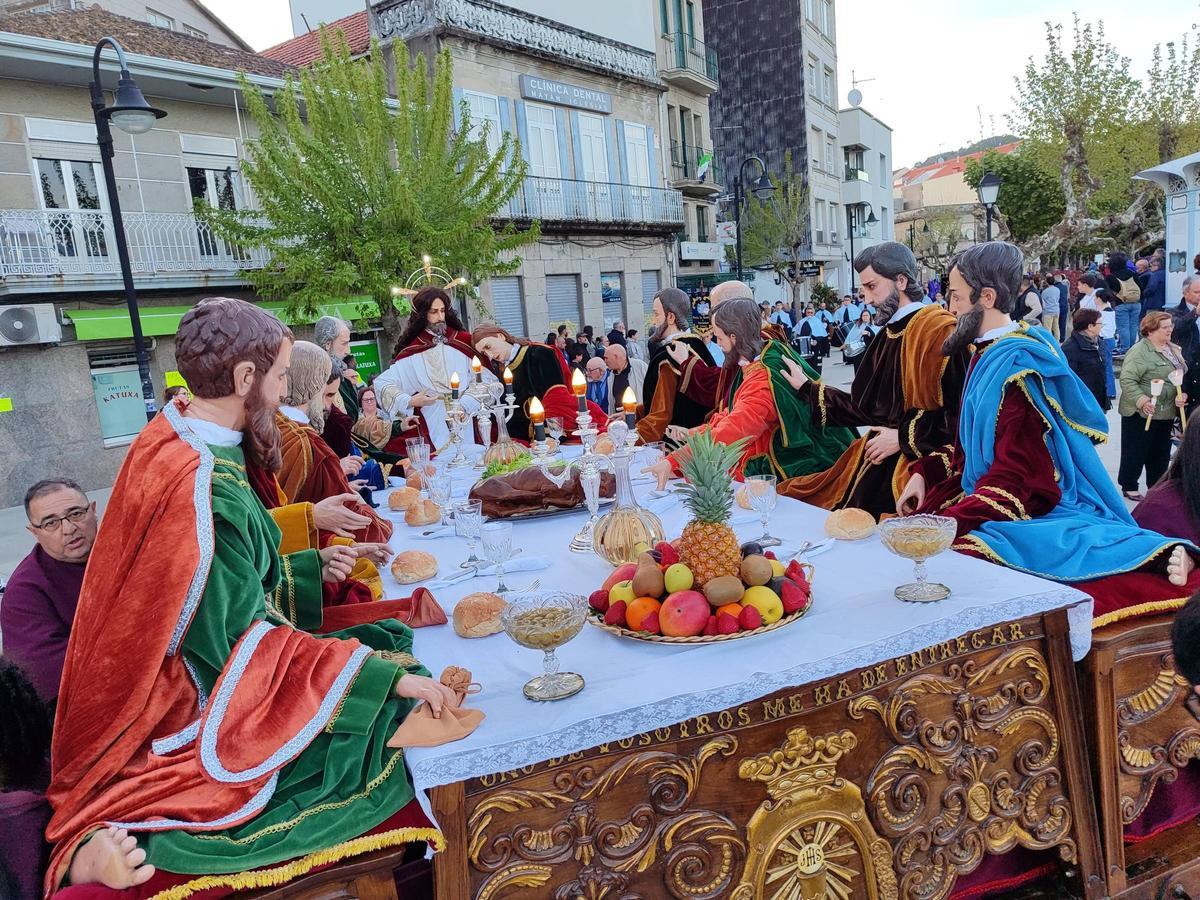 La "Mesa de los Apóstoles", del maestro Ignacio Cerviño y datada entre 1880 y 1883, con alimentos naturales es uno de los pasos icónicos de la Semana Santa de Cangas.