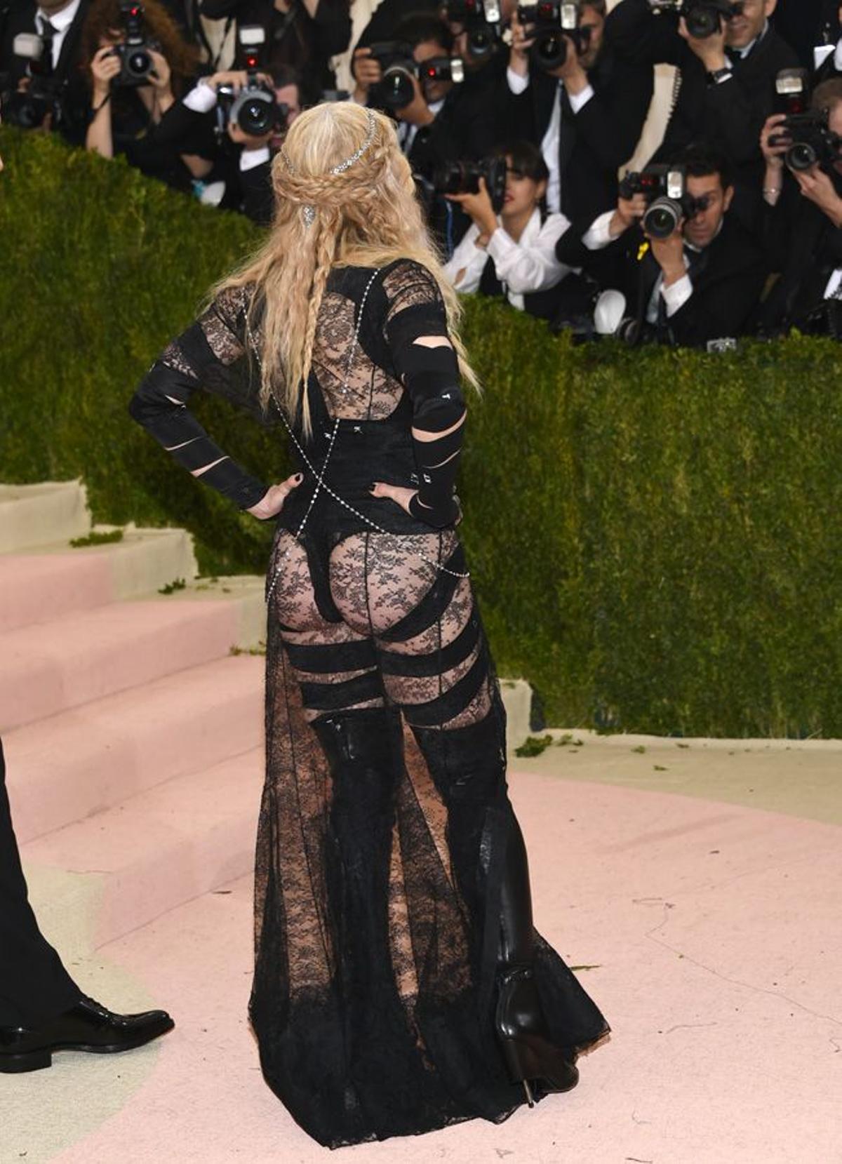 El atrevido look de Madonna en la red carpet de la Gala Met 2016