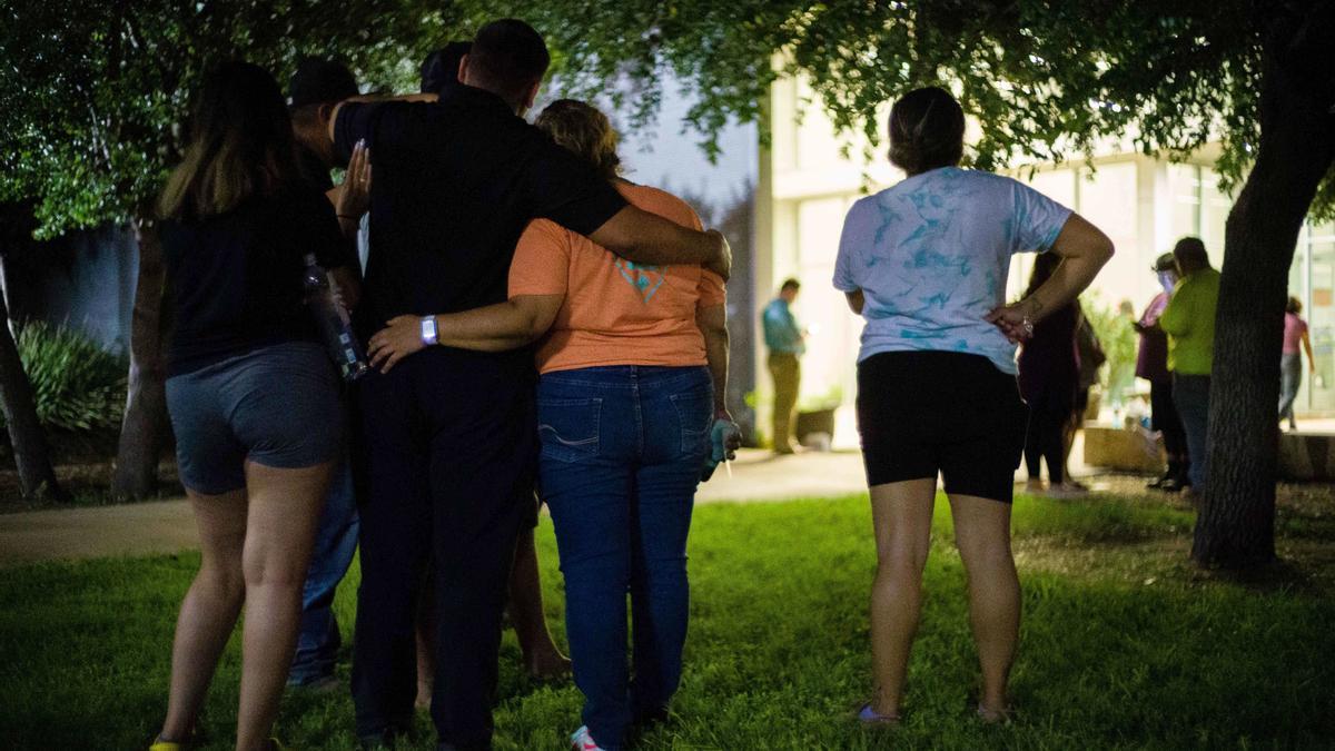 Familiares de los alumnos de la escuela de Uvalde, en Texas, esperan noticias sobre el estado de los pequeños.