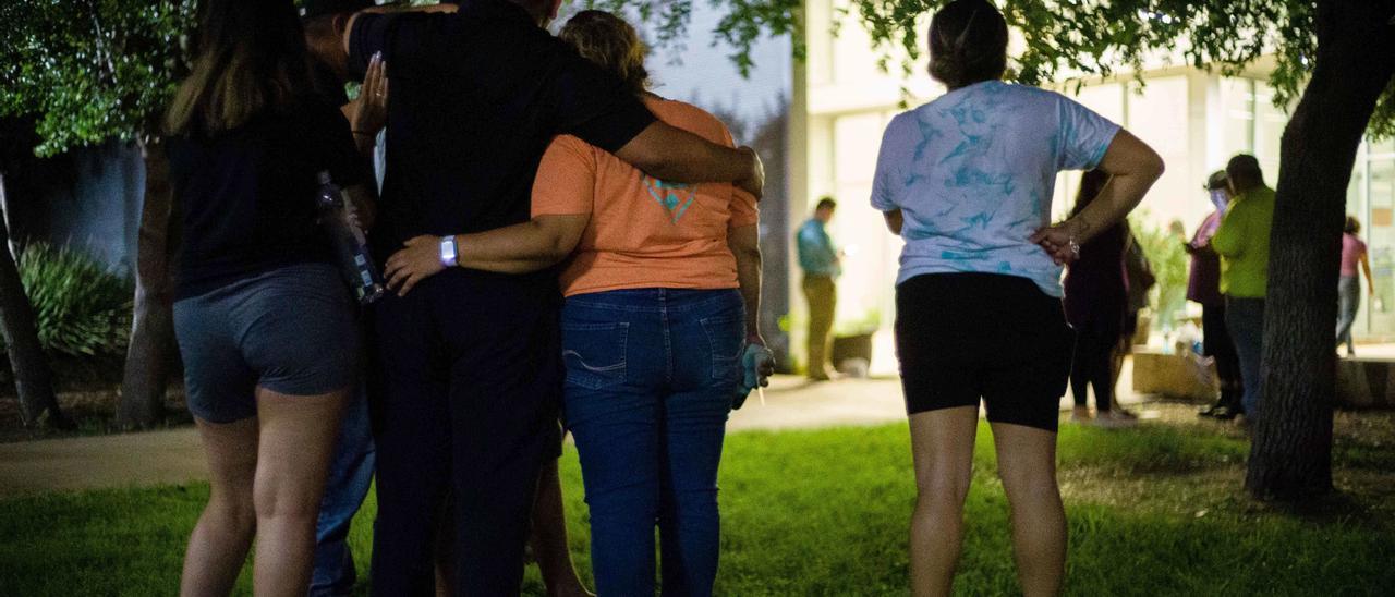 Familiares de los alumnos de la escuela de Uvalde, en Texas, esperan noticias sobre el estado de los pequeños.
