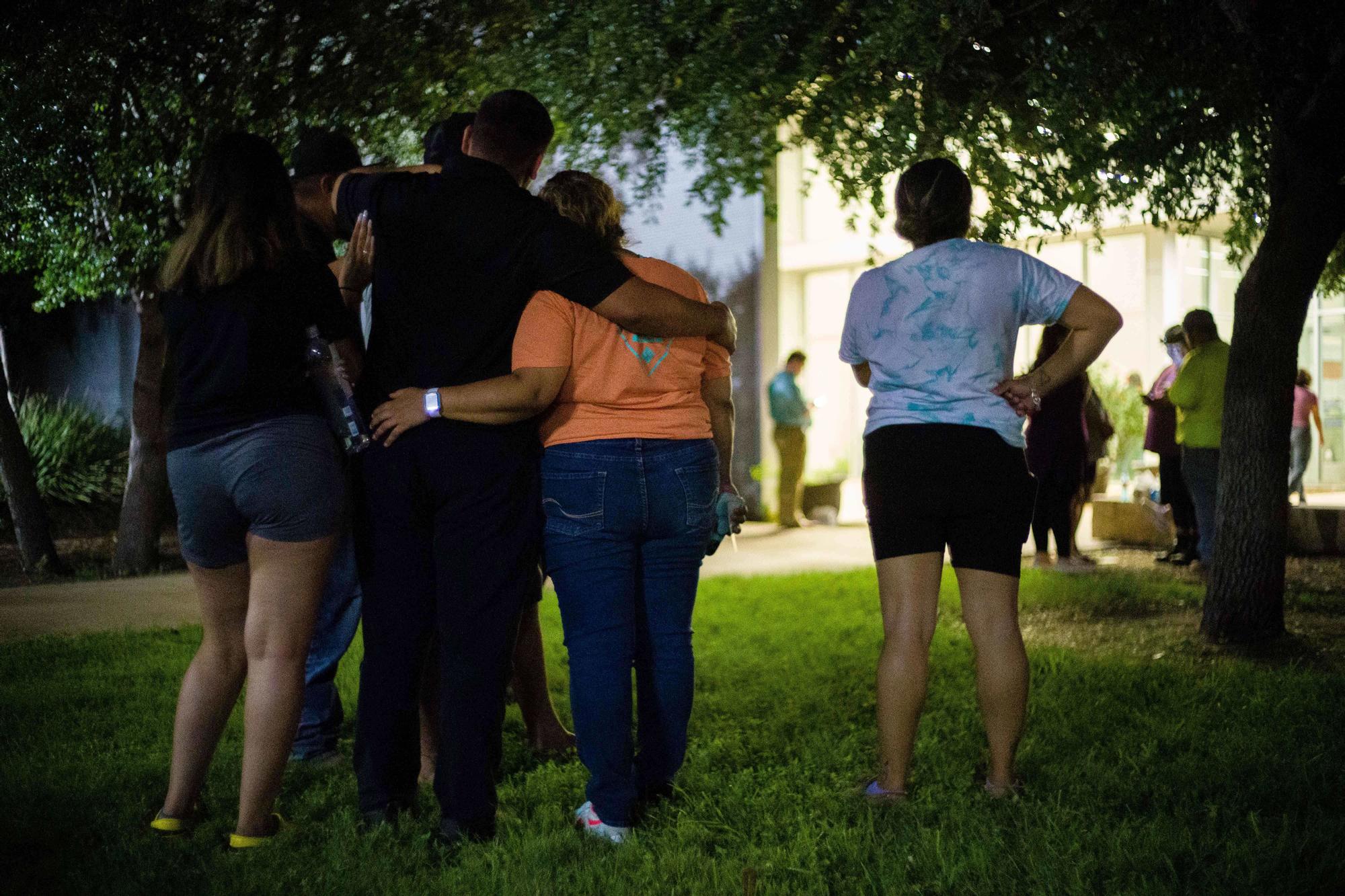 Familiares a la espera de noticias tras el tiroteo en una escuela de Uvalde, Texas