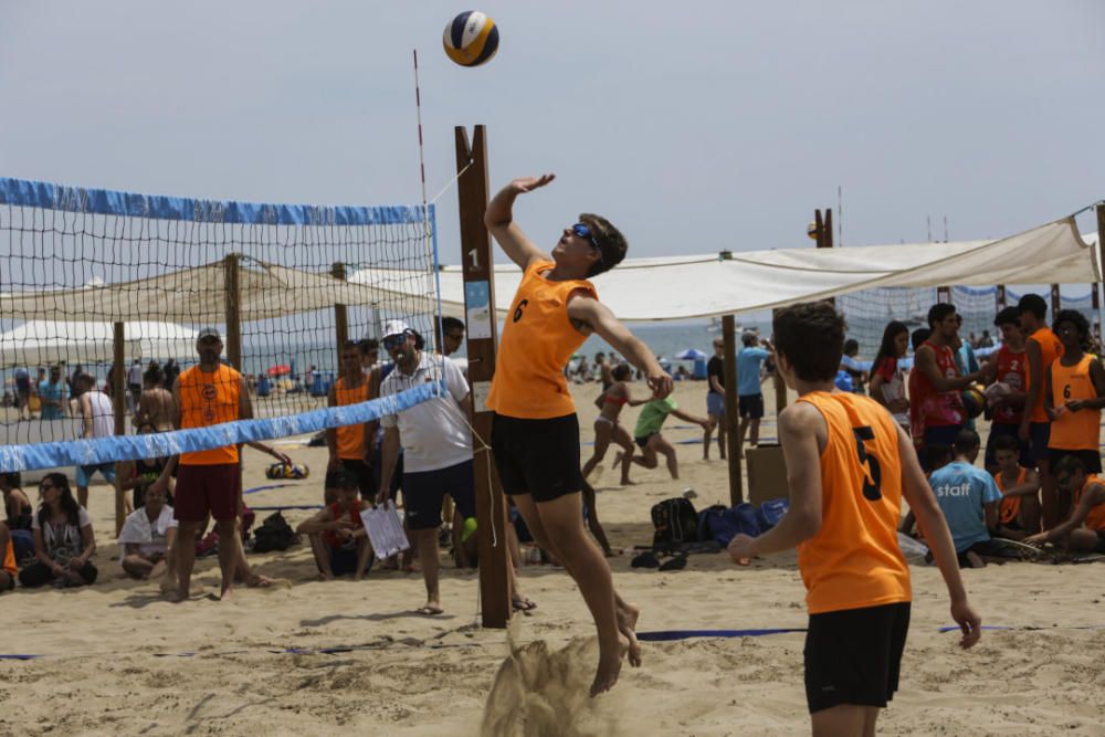 Las playas de València se llenan el primer fin de semana del verano