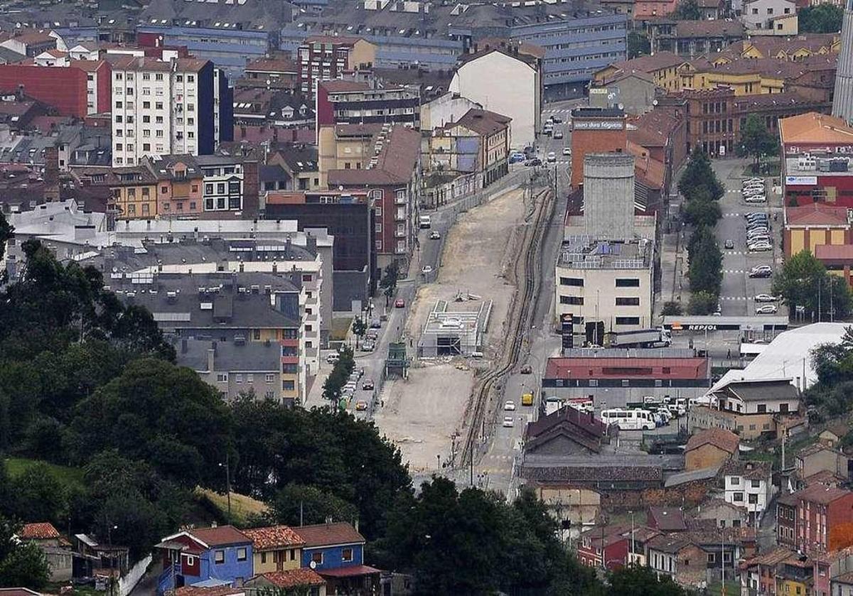 En el centro, uno de los tramos en los que se construyó el túnel del soterramiento de las vías.