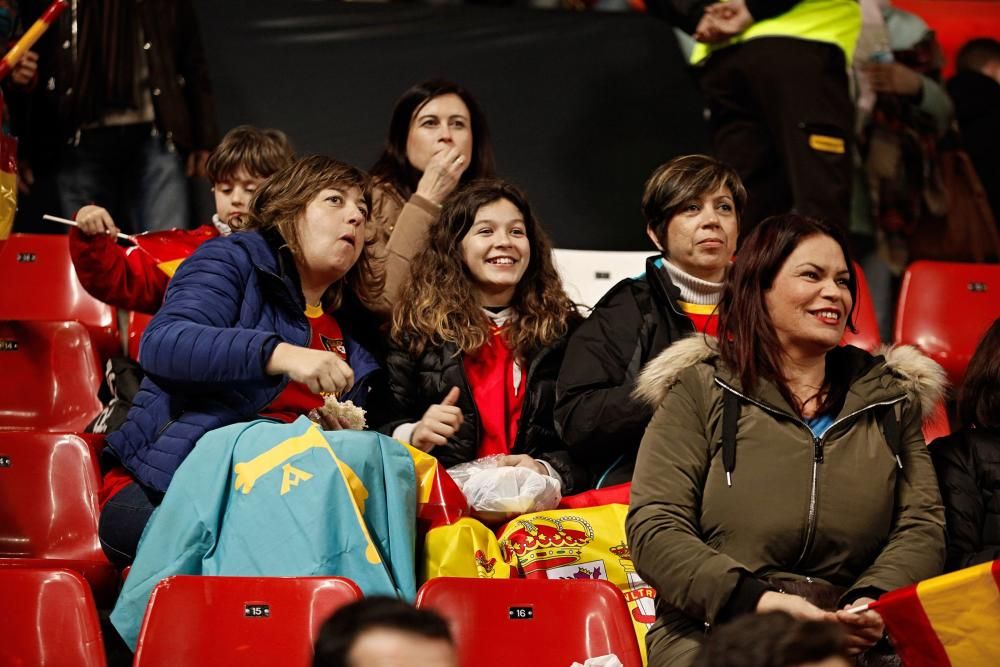 Aficionados en El Molinón durante el España-Israel