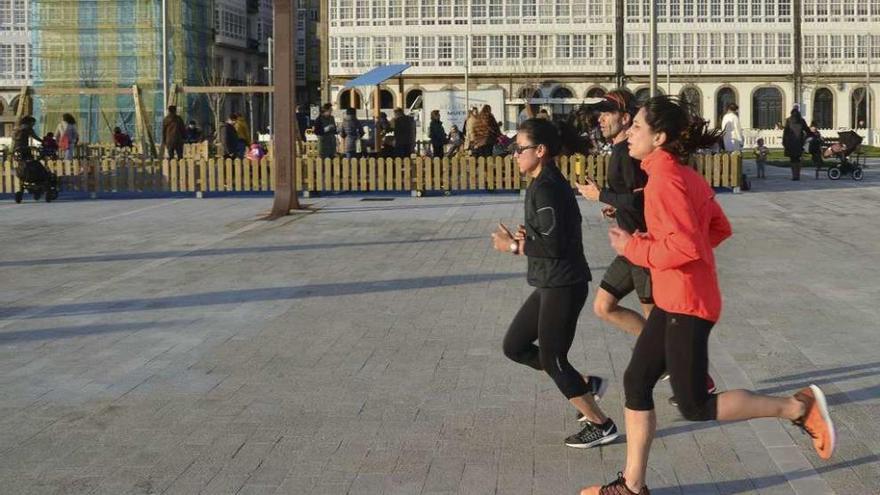 Tres personas aprovechan la tregua que dio el temporal ayer para correr por la Marina.