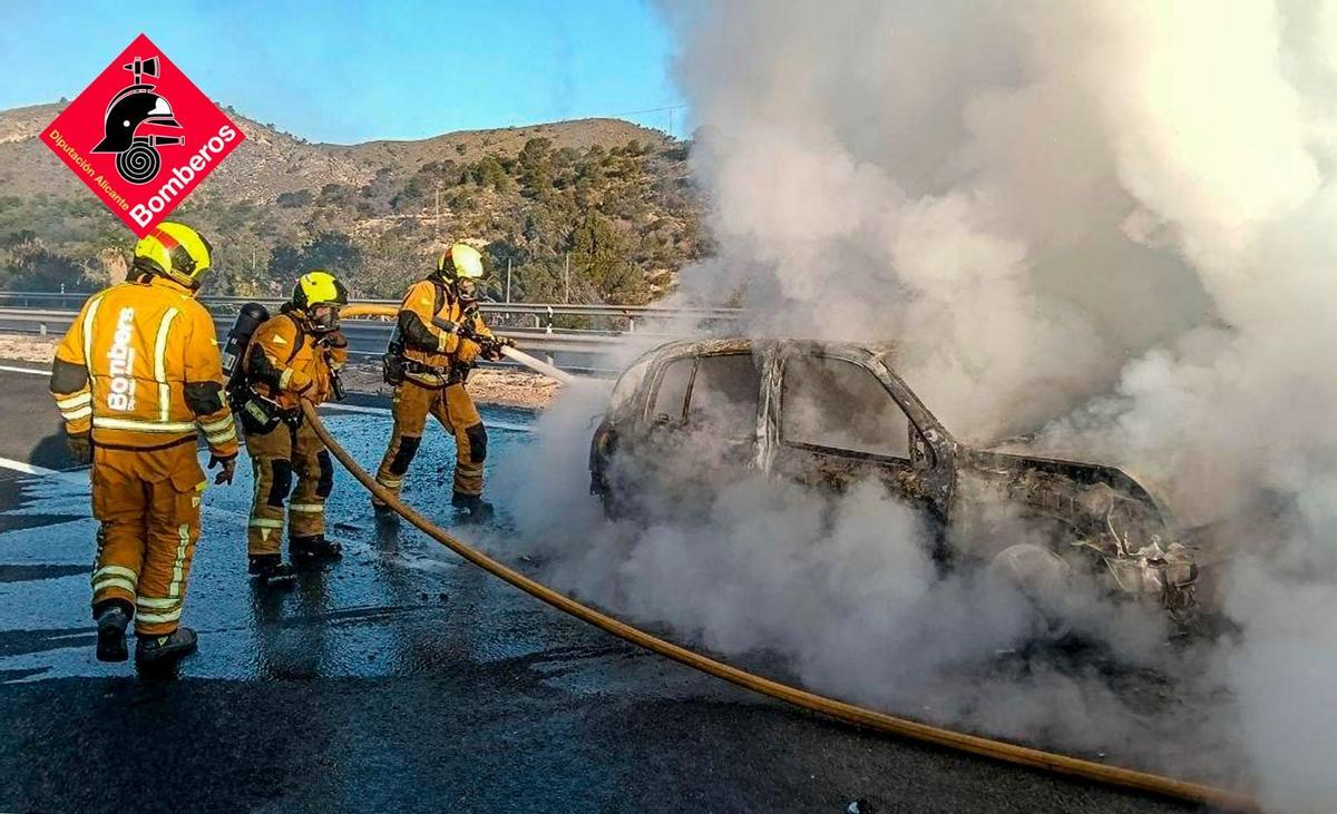 El estado en el que ha quedado el vehículo incendiado.