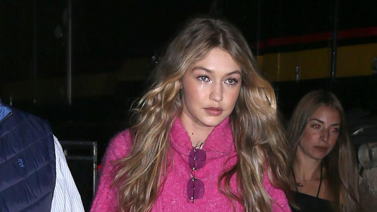 Gigi Hadid y su pantalón vaquero con apliques en los bolsillos