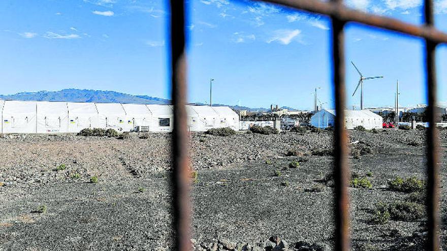 Campamento para el alojamiento de migrantes que se levanta en el polígono industrial de Arinaga.