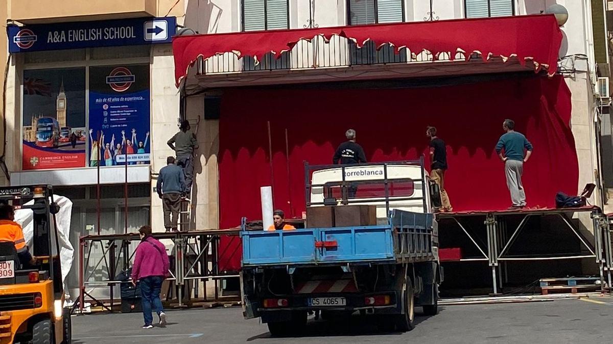 Los técnicos trabajaban ayer en el montaje de los escenarios de la Passió.