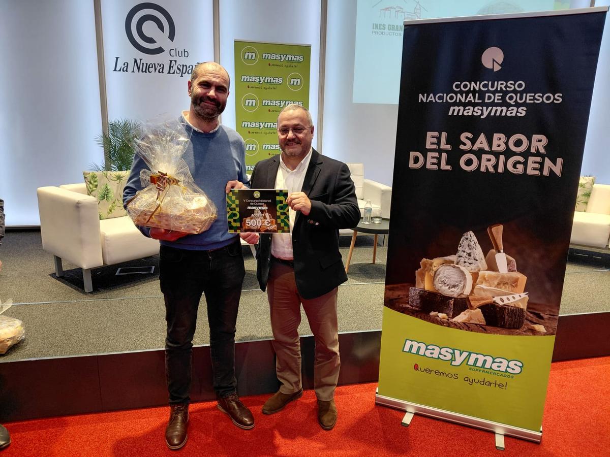 Mikael Fernández recibe su accésit de manos de Alain Cuesta, jefe de Charcuterías de Masymas.