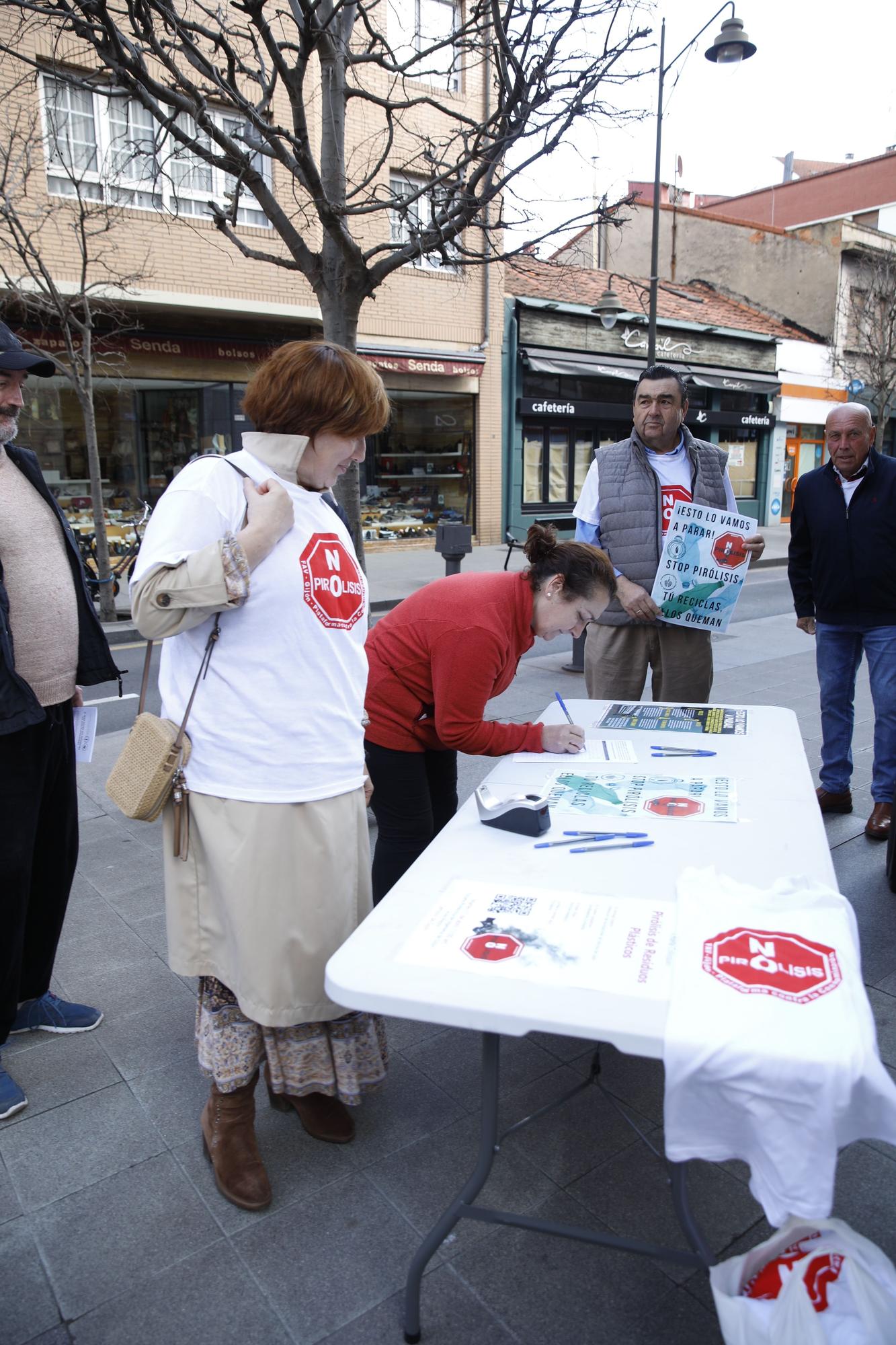 En imágenes: Los vecinos de Gijón empiezan a recoger firmas contra la planta de pirólisis en El Musel