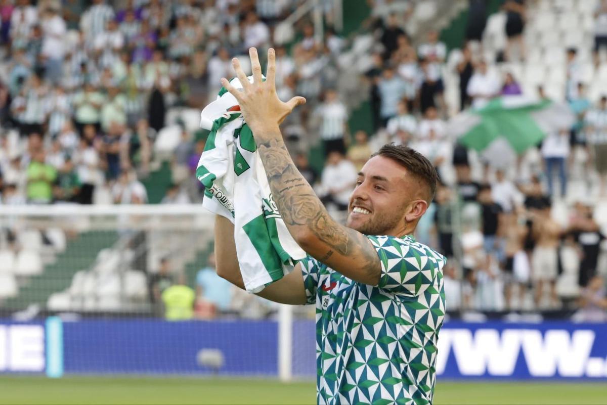 Antonio Casas, durante su homenaje de despedida en el Córdoba CF-Albacete del pasado curso, en El Arcángel.