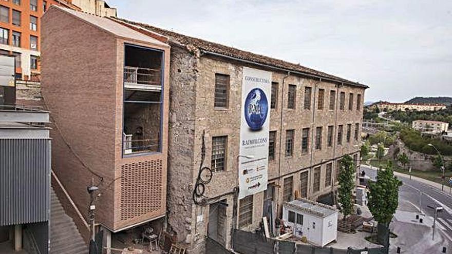 Aspecte de la fàbrica de l&#039;Aranya amb el nou volum per a l&#039;ascensor i les noves escales (a l&#039;esquerra)