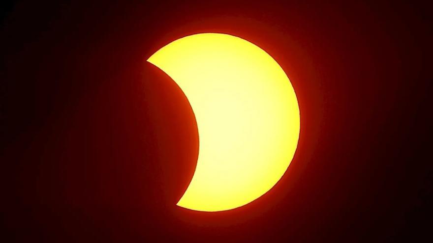 Los aficionados a la astronomía disfrutan del segundo eclipse solar parcial del año