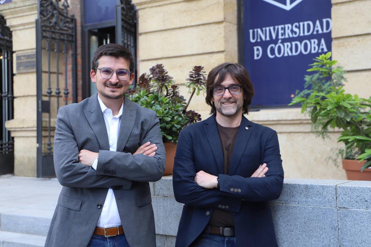 Pablo J. López y Guillermo Molina, ante el Rectorado de la Universidad de Córdoba.