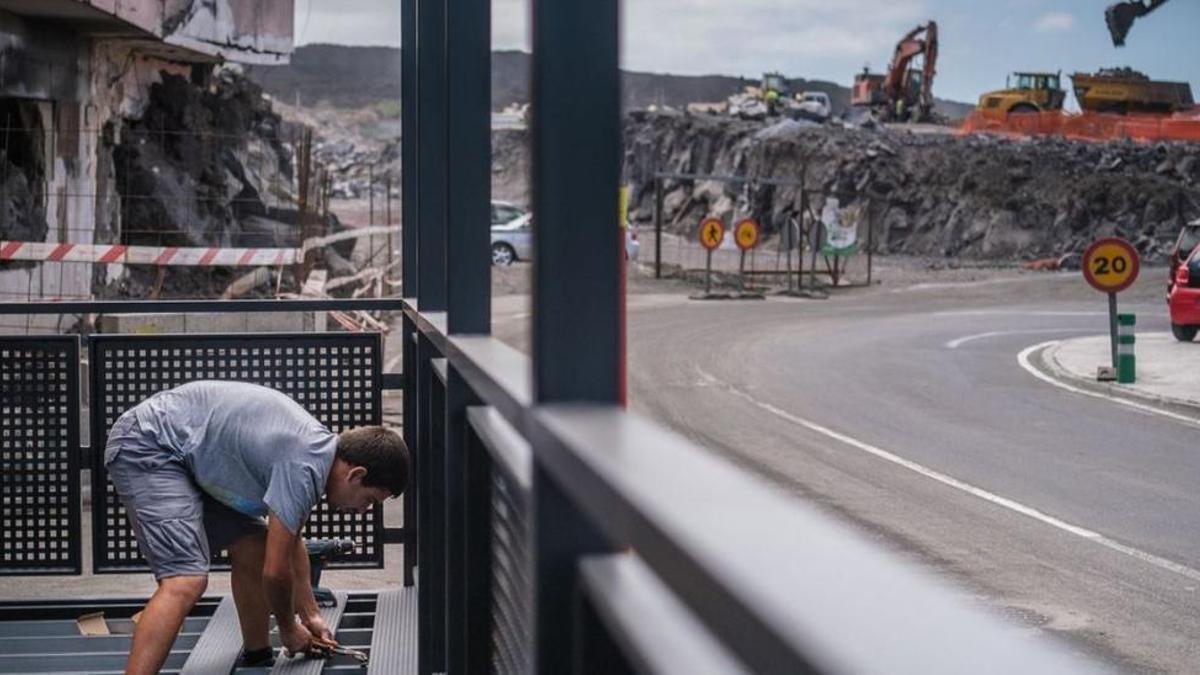 Trabajos en la zona afectada por la erupción en Los Llanos de Aridane.