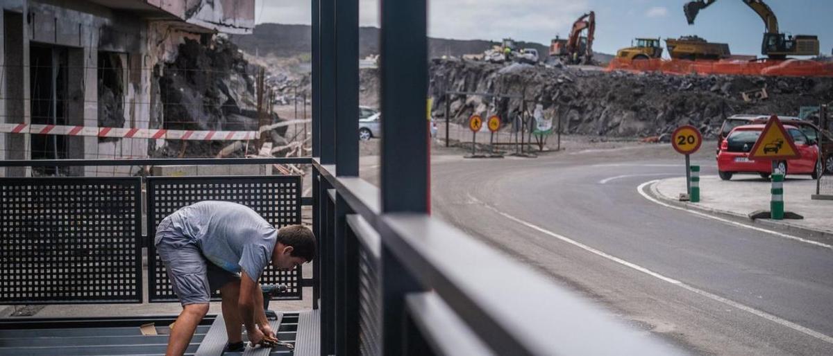 Trabajos en la zona afectada por la erupción en Los Llanos de Aridane.