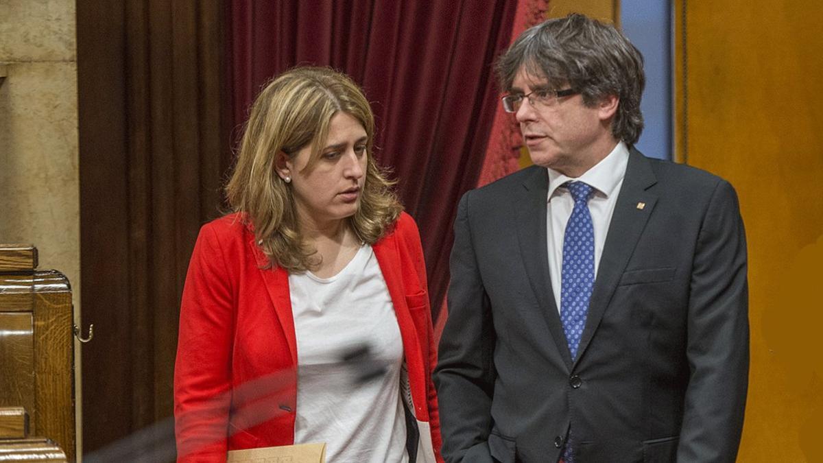 Marta Pascal y Carles Puigdemont, en el Parlament de Catalunya, en mayo del 2017