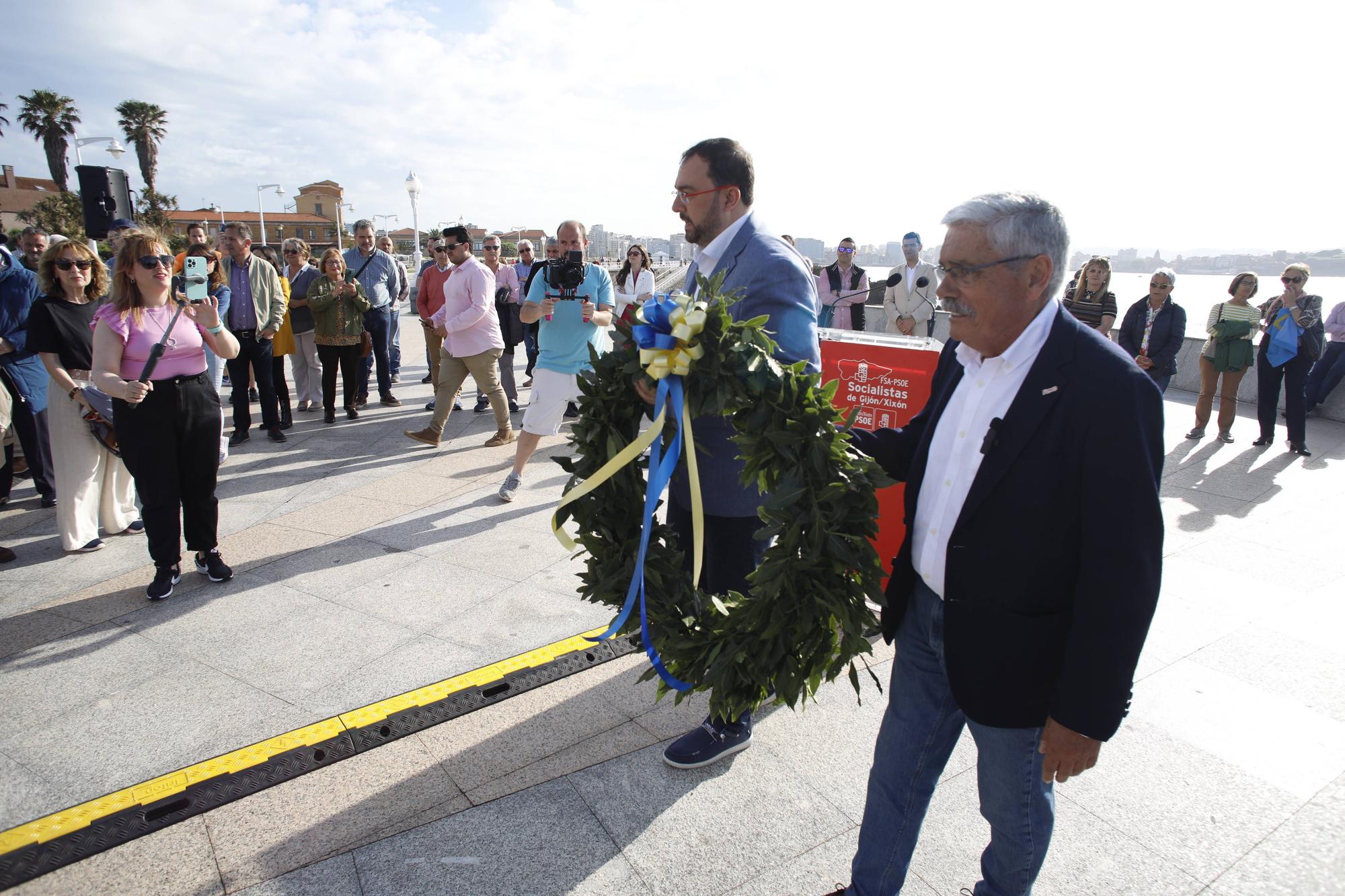 EN IMÁGENES:  Así fue el homenaje a los exiliados por la Guerra Civil y la posterior represión franquista organizado por los socialistas de Gijón junto a la estatua de "La Madre del Emigrante"