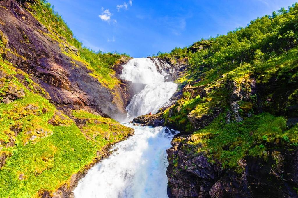 La majestuosa cascada de Kjosfossen, parada obligatoria en el recorrido del tren de Flåm.