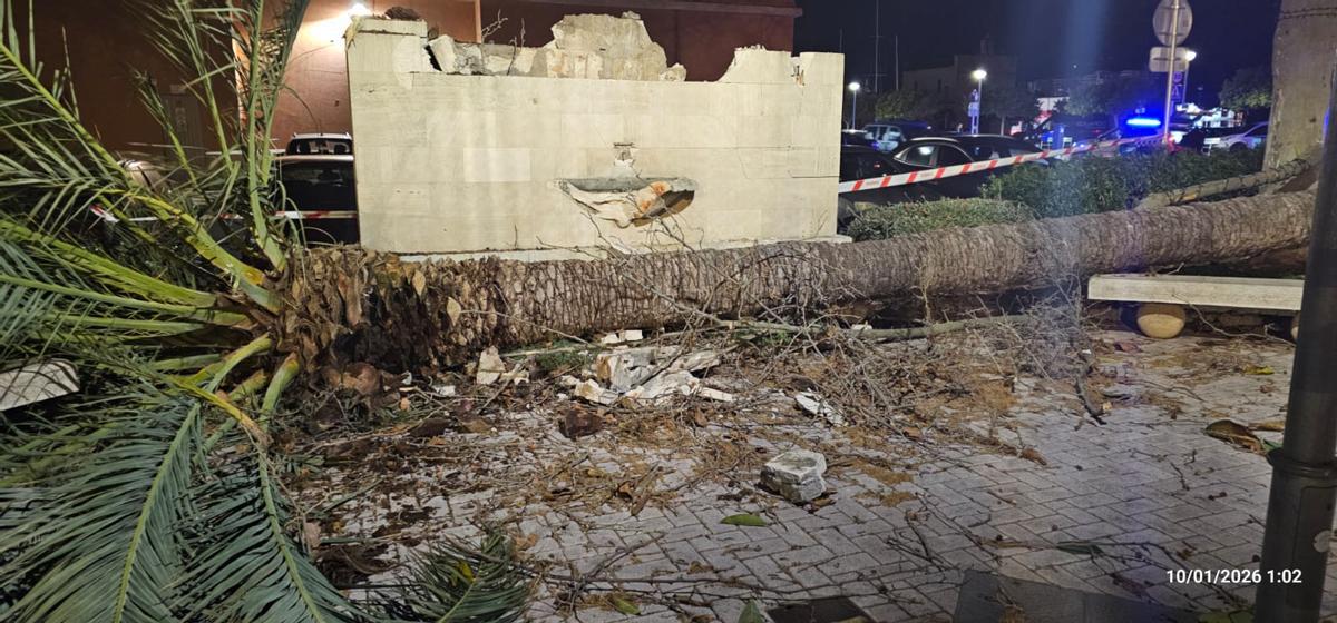 La fuente ornamental ha quedado destrozada.