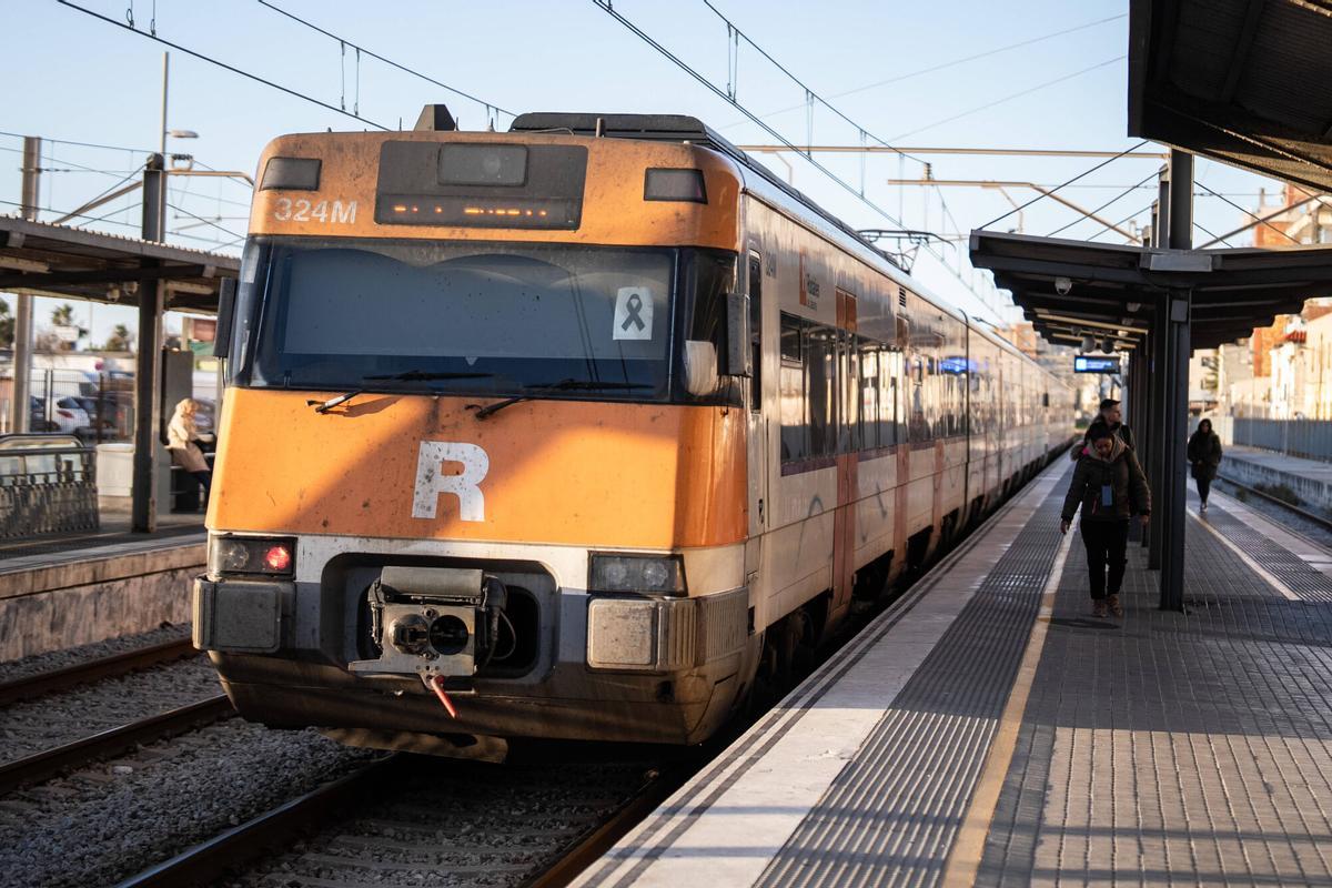 Un tren de Rodalies parado en una estación, en una imagen de archivo.