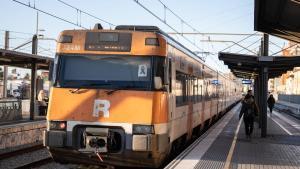 Un tren de Rodalies parado en la estación de Badalona, en una imagen tomada este jueves.