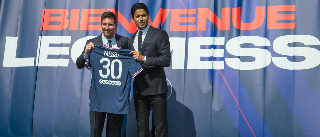 Nasser Al-Khelaifi y Lionel Messi en la presentación del argentino como nuevo jugador del PSG