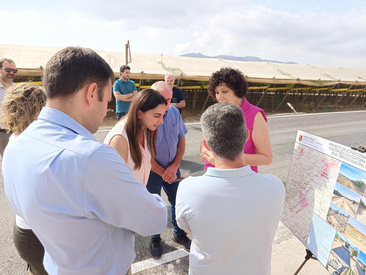 La consejera junto a la alcaldesa, Mari Ángeles Túnez, en la visita realizada tras las obras de mejora en el camino de Góñar.