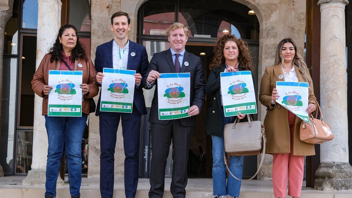 Asistentes a la presentación de las actividades por el Día Internacional del Pueblo Gitano, ayer, en las Casas Consistoriales.