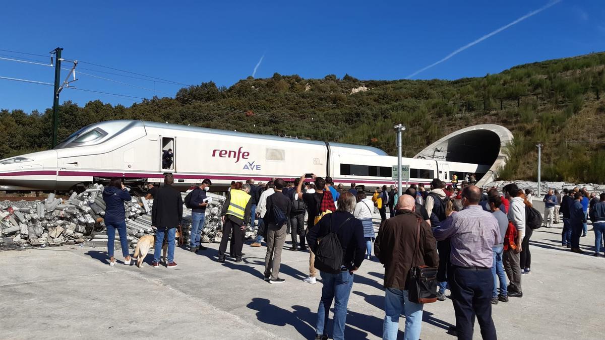 Los participantes en el simulacro en el exterior de uno de los túneles.