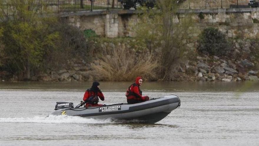 Los bomberos buscan a un hombre en el río Duero