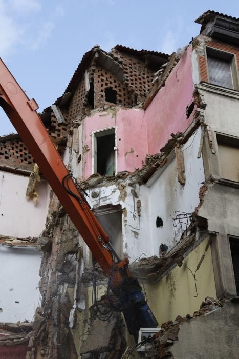 Demolición del edificio de militares de Gijón