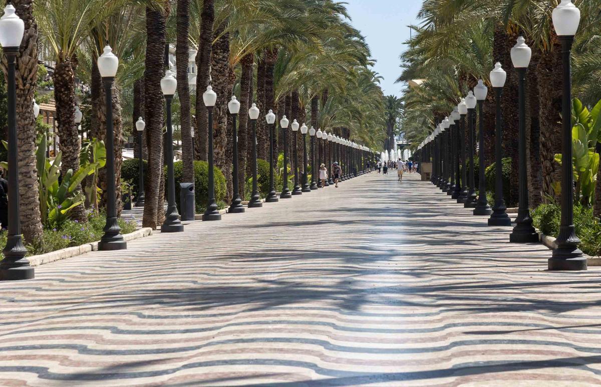 Así se refugia Alicante del calor tras superar los 40 grados en plena ola extrema Así se refugia Alicante del calor tras superar los 40 grados en plena ola extrema