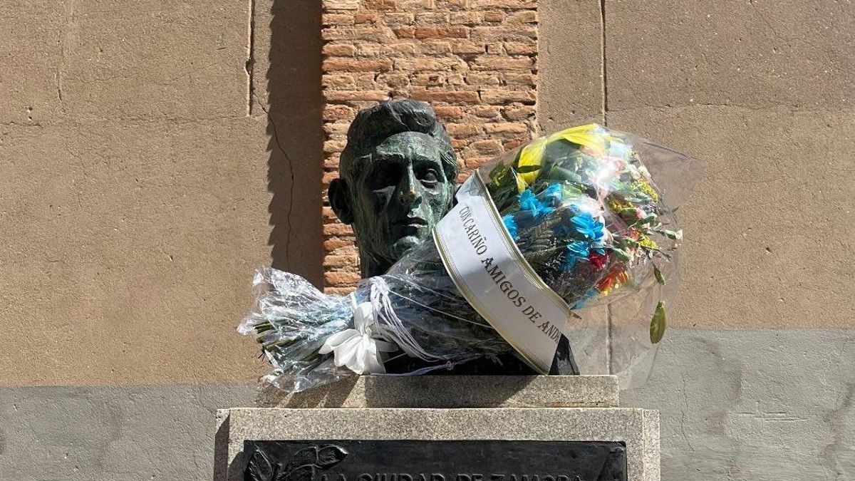 El busto de Andrés Vázquez en Zamora luce con un ramo de flores de la ofrenda hecha por su Asociación de Amigos.