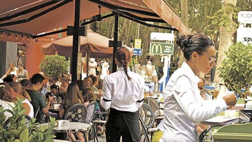 La subida salarial se aplicará a los trabajadores de hoteles, de locales de restauración y de ocio nocturno.