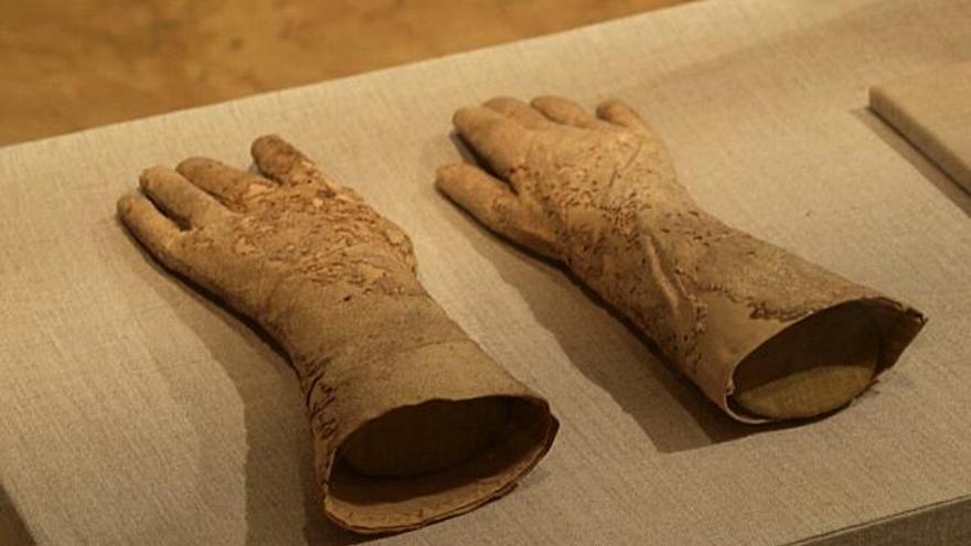 Los guantes que forman parte del ajuar funerario.