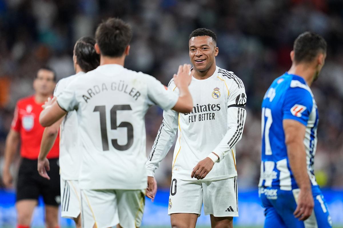 Kylian Mbappe sonríe tras su tanto.