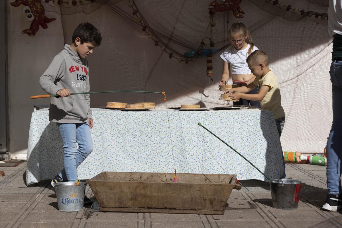 Los pequeños disfrutan de los juegos infantiles del Mercado Tradicional de San Isidro.
