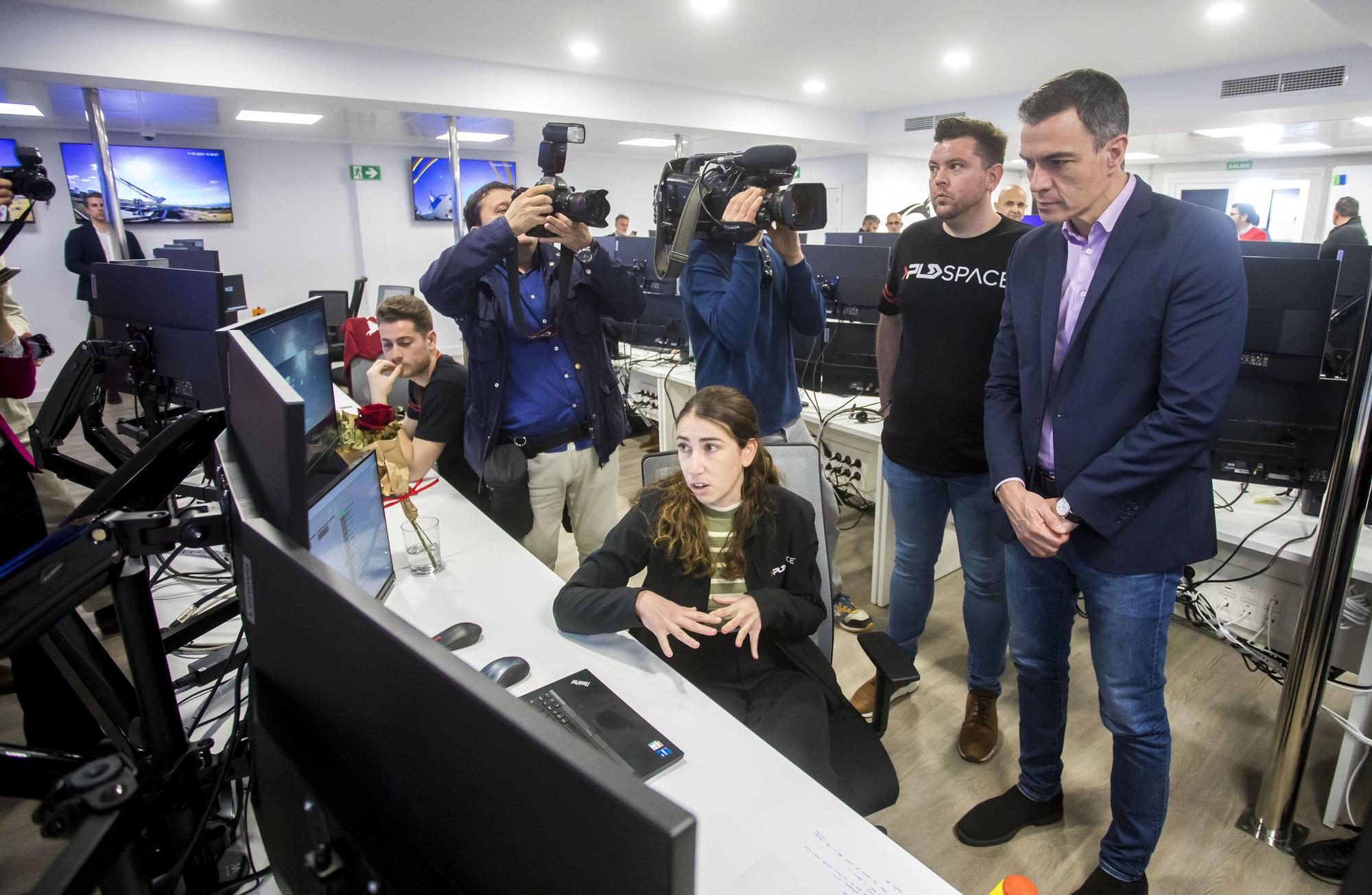 Pedro Sánchez confía en que el cohete de Elche pondrá al país a la vanguardia aeroespacial