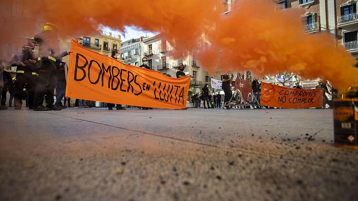 Los bomberos piden ampliar las plantillas | GERMÁN CABALLERO