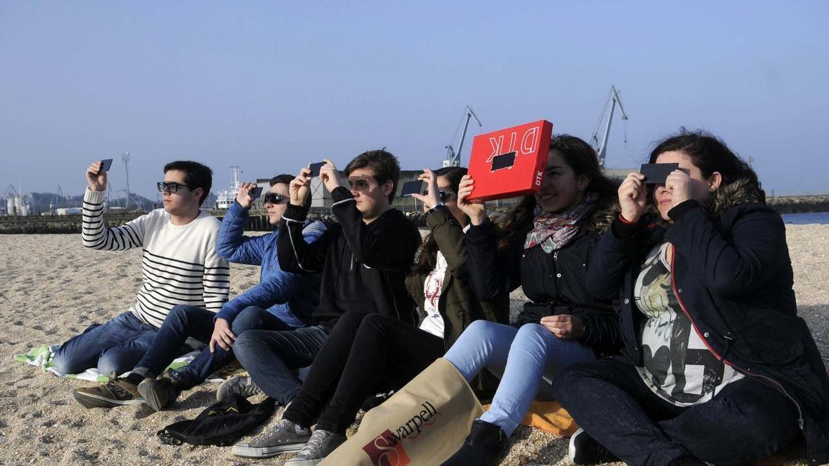 Personas viendo un eclipse anterior en la zona de Vilagarcía.