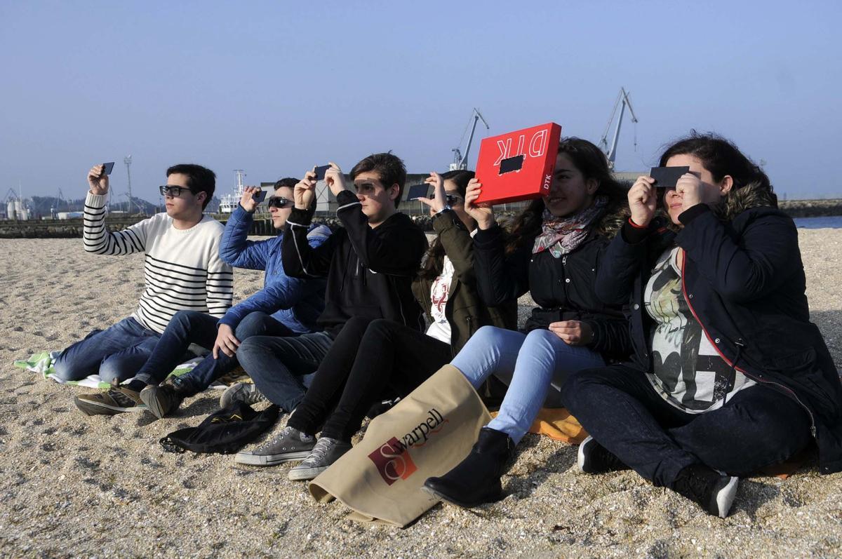 Personas viendo un eclipse anterior en la zona de Vilagarcía.