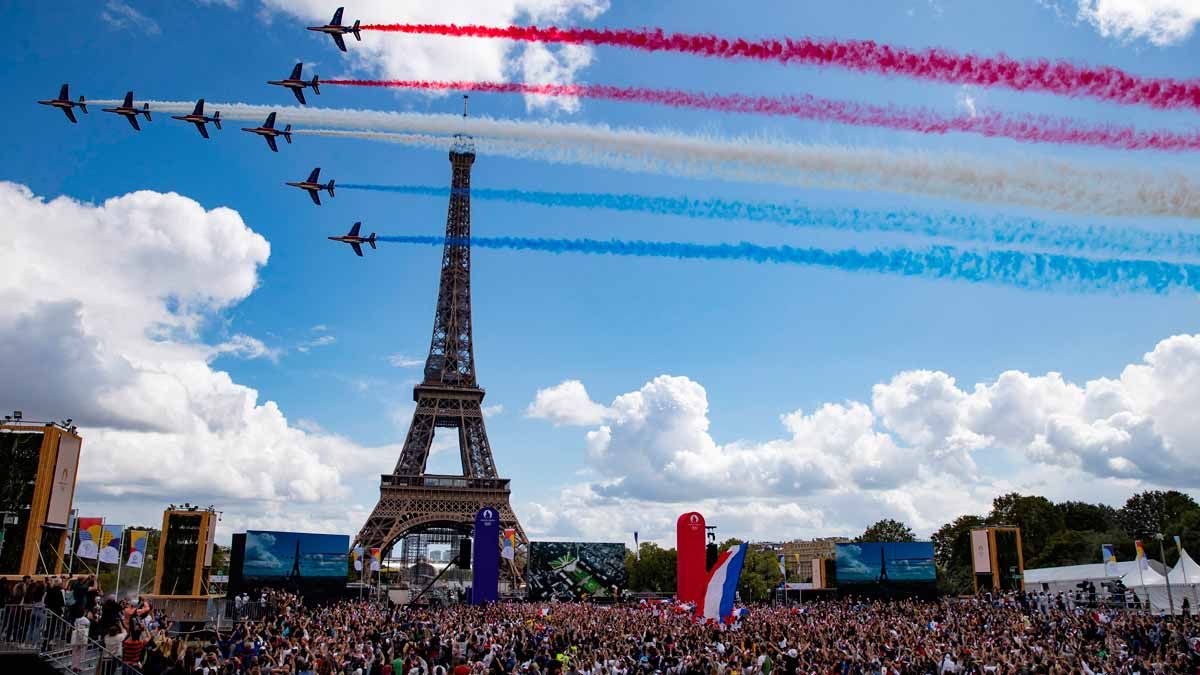 Fiesta a los pies de la Torre Eiffel