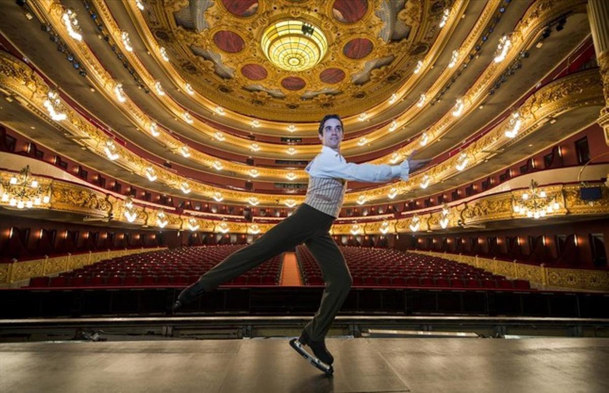 Javier Fernández, amb el vestit que llueix quan patina ’El barbero de Sevilla’, a l’escenari del Gran Teatre del Liceu.