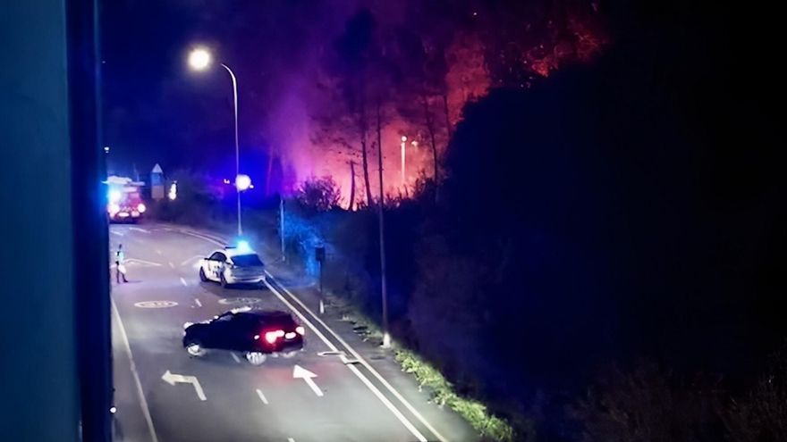 Un incendio a pie de carretera obliga a desviar el tráfico en O Milladoiro