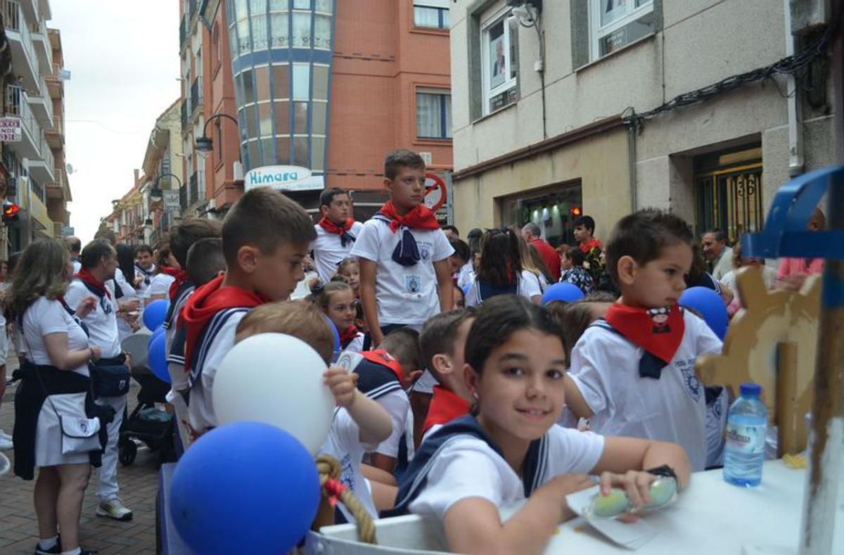 Algunos de los niños de Popeye, en un barco. | E. P.