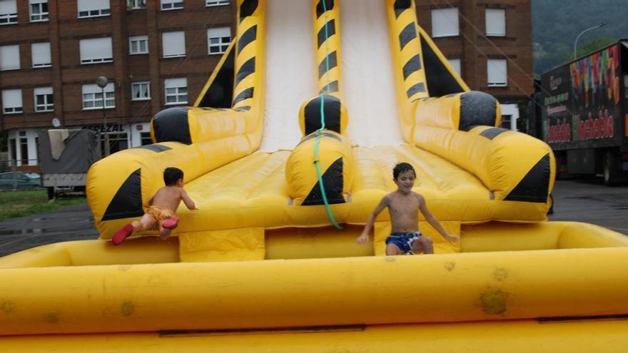 Así fue el gran parque acuático para niños en las fiestas de Sotrondio