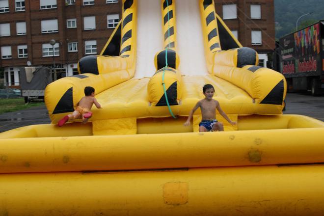 Así fue el gran parque acuático para niños en las fiestas de Sotrondio